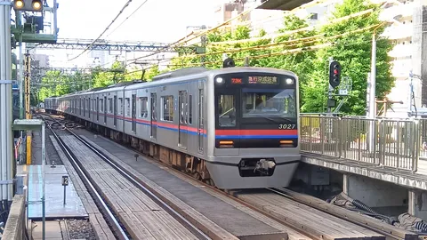 電車「赤信号待ち、しばし休憩！」