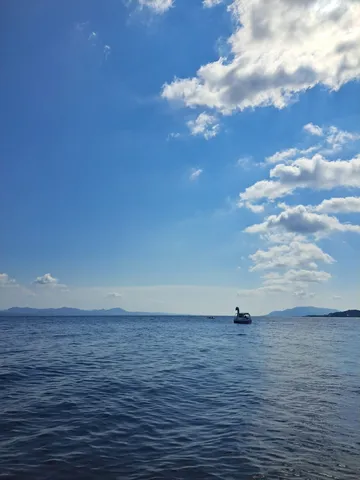 白鳥ボートと青い海