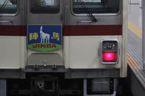 JINBAの誇り、力強いヘッドライト