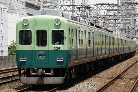 緑の電車、今日も元気いっぱい！