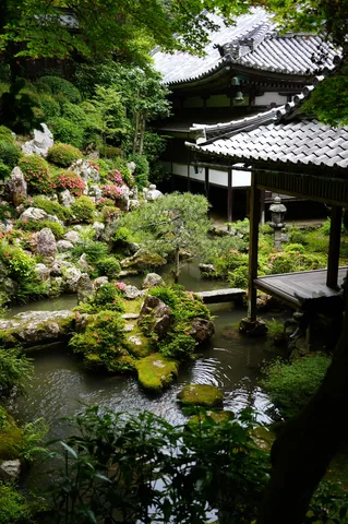 静寂を映す、苔と古寺の庭