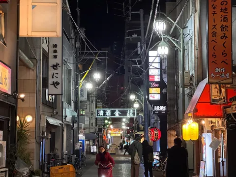 路地の灯り、夜の日常