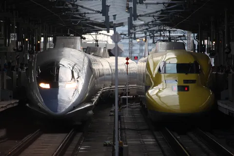 銀色と黄色の列車競演