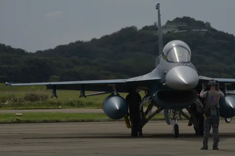 整備士と戦闘機、空のドラマ