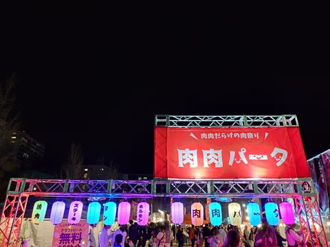夜の肉祭りと灯りの色彩