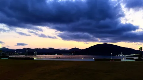 藍色に染まる空と海、静かな港町の夕暮れ