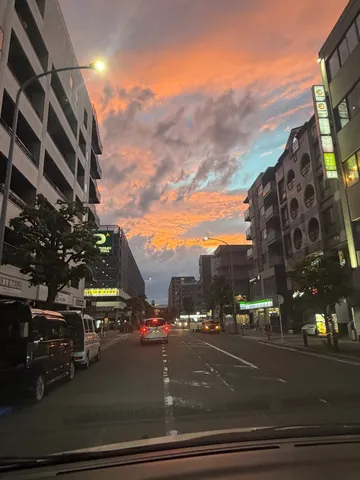 都会の夕焼け、オレンジ色の空