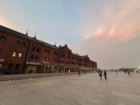 夕暮れ時のレンガ造りの建物と広場