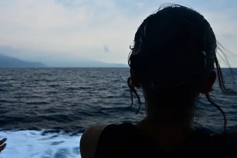海を見つめるシルエット