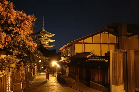 夜の石畳に佇む幻想的な光景