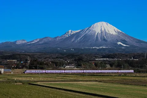 雪山と紫の列車、日本の原風景
