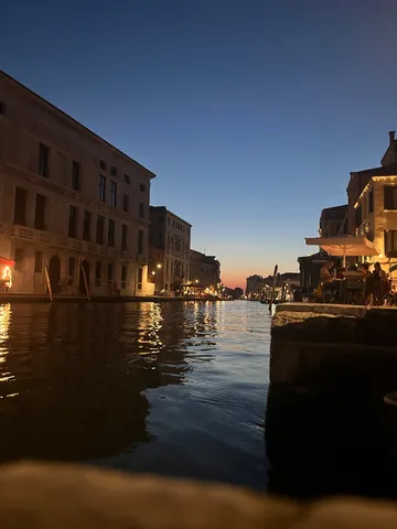 夜に浮かぶ水辺の街