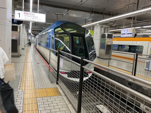 青い列車の静かな瞬間