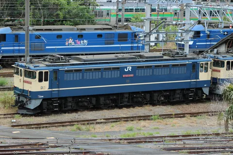 青い機関車が並ぶ風景