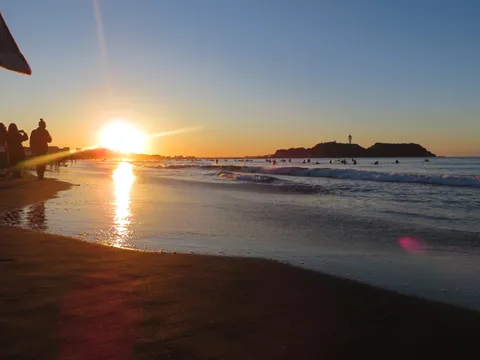 夕暮れの海岸線、遠い島影
