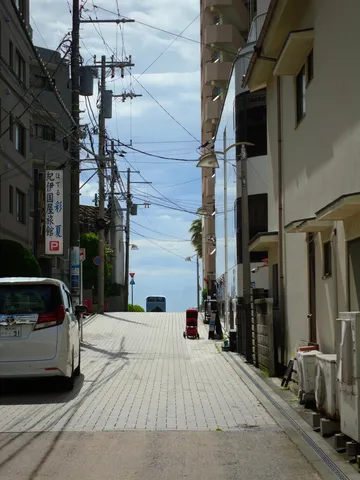 坂道の先に広がる青い空