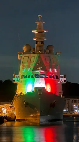 夜を彩る艦艇の光