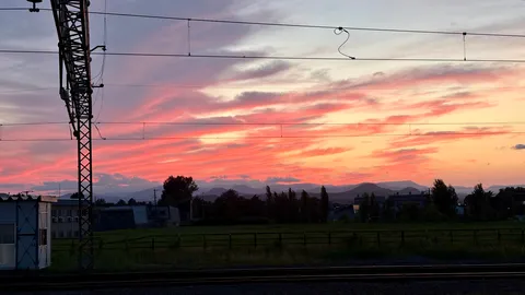 鉄道と夕焼けのコントラスト