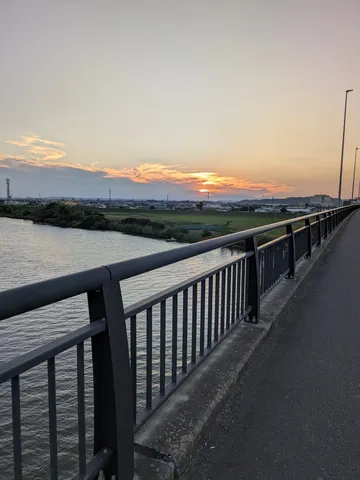 夕暮れ、橋と川と街並み