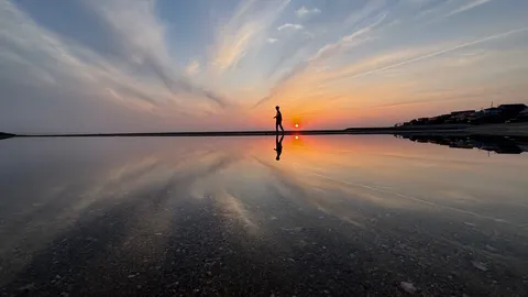 水面が映す、夕暮れの散歩道
