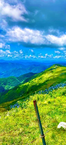 鮮やかな稜線と空のコントラスト