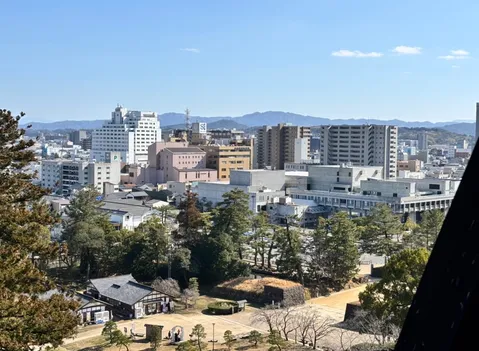 古都の風景と近代建築のコントラスト