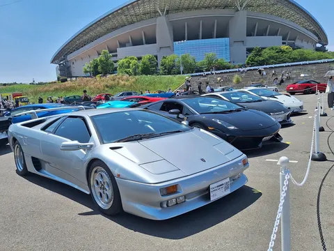 スタジアムに集う名車たち