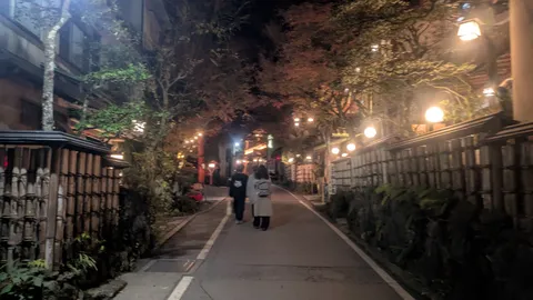 灯りが誘う夜の小道