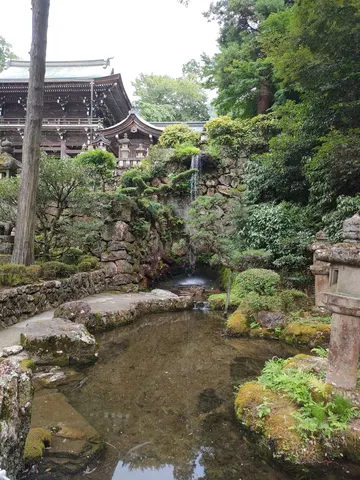 静寂の滝と苔むす庭園