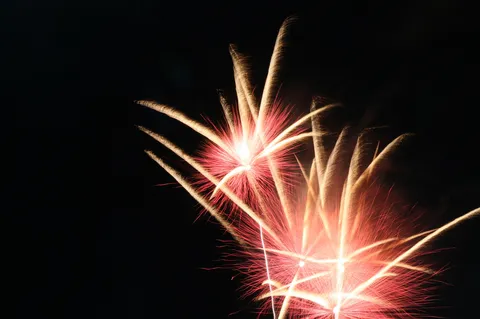 夜空に咲く光の花火