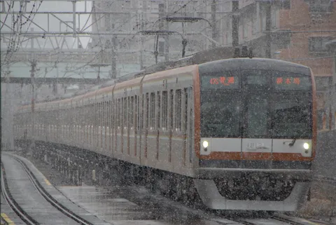 吹雪の中を駆ける列車の旅