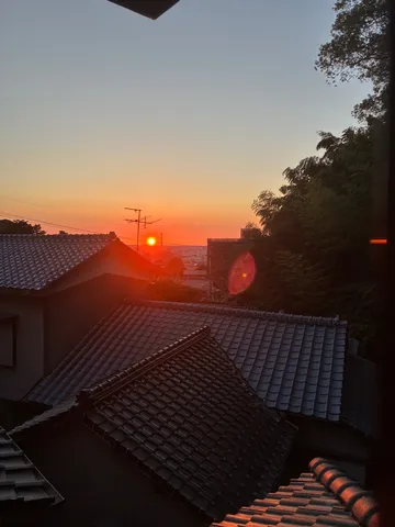 夕暮れに染まる屋根と空