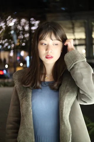街灯りが灯る夜のポートレート