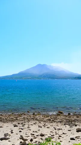 水面に映る大きな山のシルエット