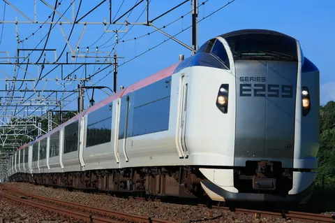 青空を駆ける特急列車
