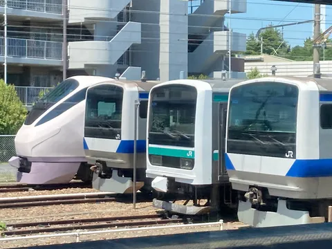 並ぶ列車に宿る未来感