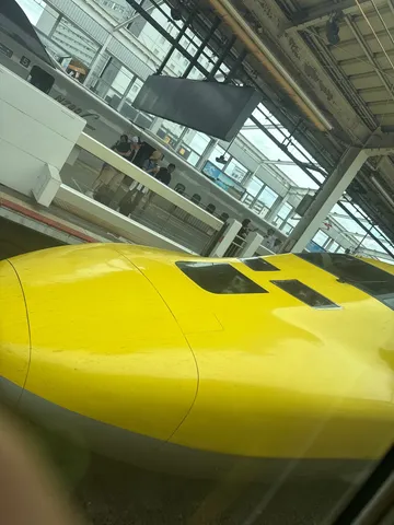 黄色い列車と待機する人々