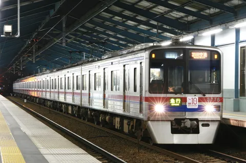 夜のホームを駆ける銀色列車