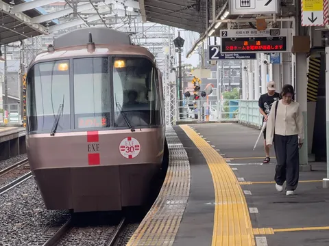 列車と人の静かな瞬間