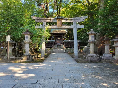 静寂の鳥居と灯籠、古都の風情
