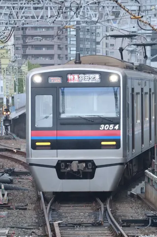 都市の線路を走る静寂な光