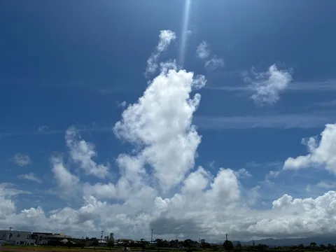 光と雲が伸びる夏空