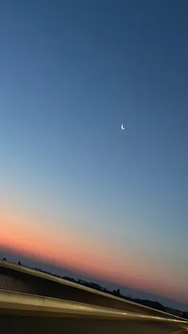 淡く染まる空と三日月
