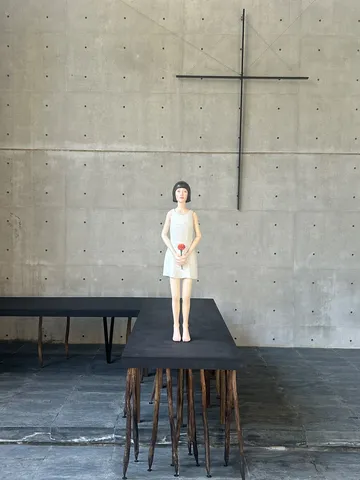 黒い台の上に立つ静かな像