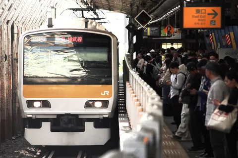 スマホ集中！現代の駅風景