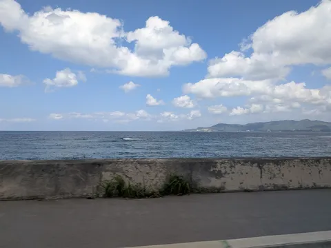 雲流れる海辺の道