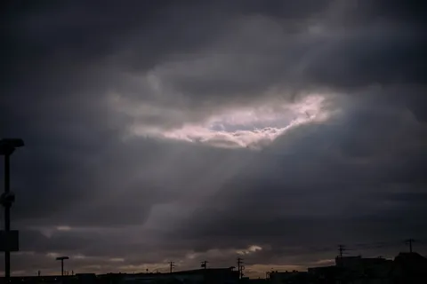暗雲の隙間から差し込む一条の光