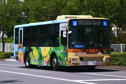 緑と共鳴する、街を彩るノンステップバス