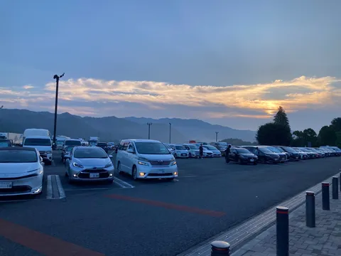 空と車の静かな駐車場