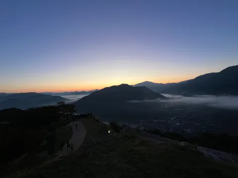 朝焼けの谷間を歩く